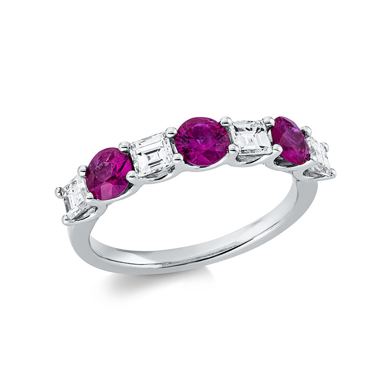 Ring 18 kt WG, 4 Bag. 0,72 ct, TW-si, 12 Brill. 0,05 ct, TW-si, 3 Rubine 1,01 ct rot
