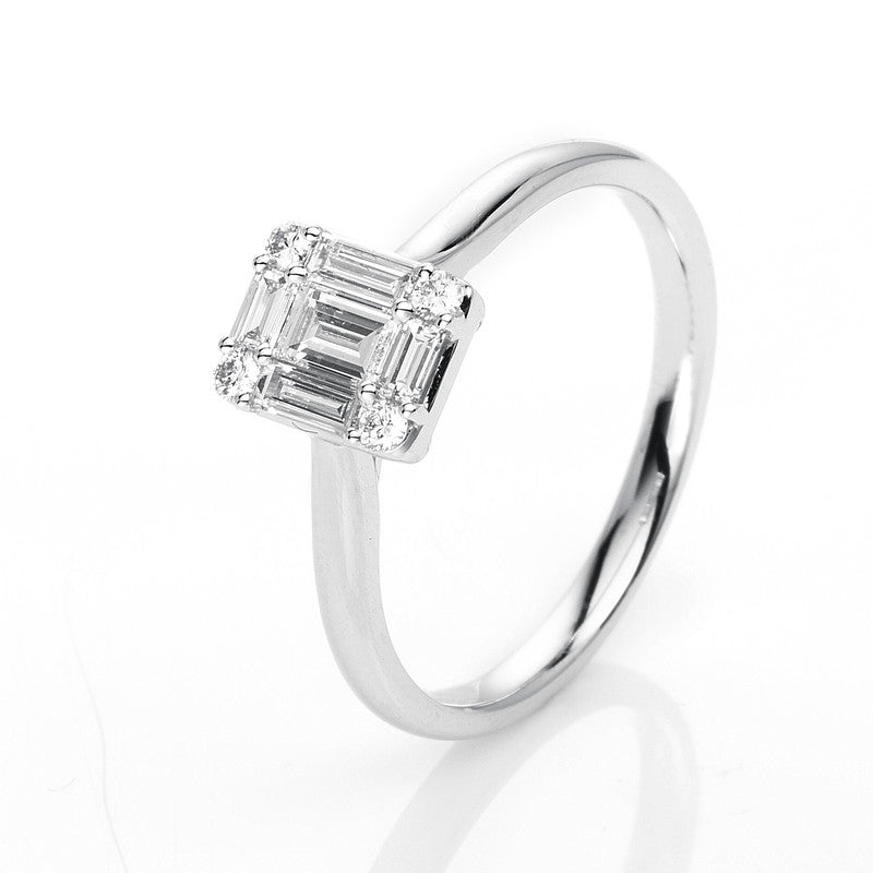 Ring 18 kt WG, 1 Bag. 0,14 ct, TW-vsi, 4 Trap. 0,28 ct, TW-vsi, 4 Brill. 0,07 ct, TW-si
