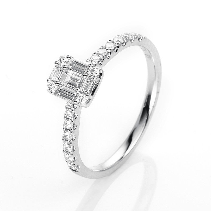 Ring 18 kt WG, 1 Bag. 0,12 ct, TW-vsi, 4 Trap. 0,18 ct, TW-vsi, 18 Brill. 0,24 ct, TW-si