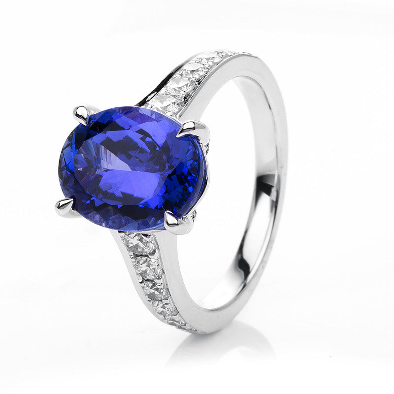 Ring 18 kt WG, 10 Brill. 0,41 ct, TW-si, 2 Brill. 0,17 ct, TW-si, 1 Tansanit 4,62 ct blau