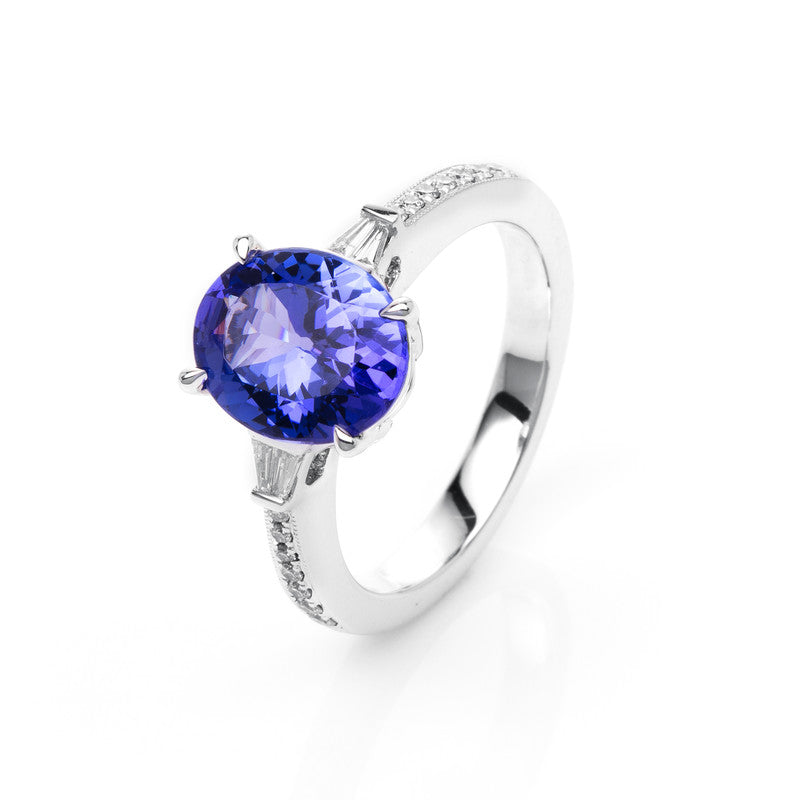Ring 18 kt WG, 4 Bag. 0,08 ct, TW-si, 14 Brill. 0,13 ct, TW-si, 1 Tansanit 2,77 ct blau