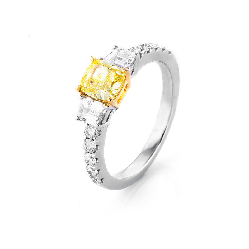 Ring 18 kt WG+GG, GIA, 2 Trap. 0,57 ct, TW-si, 1 Cushion 1,02 ct, gelb-i2, 10 Brill. 0,40 ct, TW-si