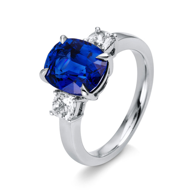 Ring 18 kt WG, GRS2018-068475, 2 Cushion 0,59 ct, TW-vsi, 1 Saphir 4,07 ct blau