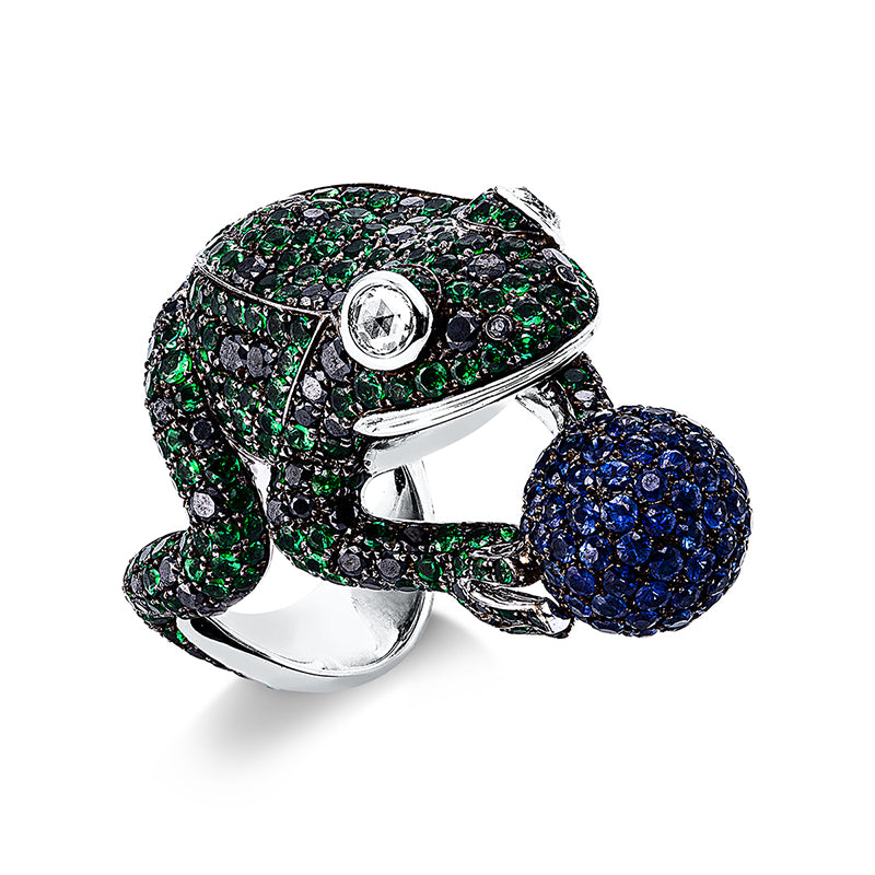 Ring 18 kt WG Frosch. 2 Brillanten 0.28 ct. TW-vsi/si. 93 Brillanten 1.85 ct. schwarz. 349 Farbsteine 7.20 ct multicolor. Weite:54