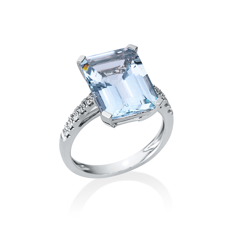 Ring 18 kt WG, 10 Brill. 0,23 ct, TW-si, 1 Aquamarin 6,30 ct blau