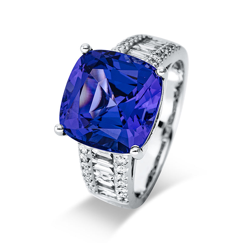 Ring 4er-Krappe 18 kt WG. 10 Baguette 0.75 ct. TW-si. 28 Brillanten 0.22 ct. TW-si. 1 Tansanit 8.09 ct blau. H:11.4 mm. B:11.3 mm. Weite:54