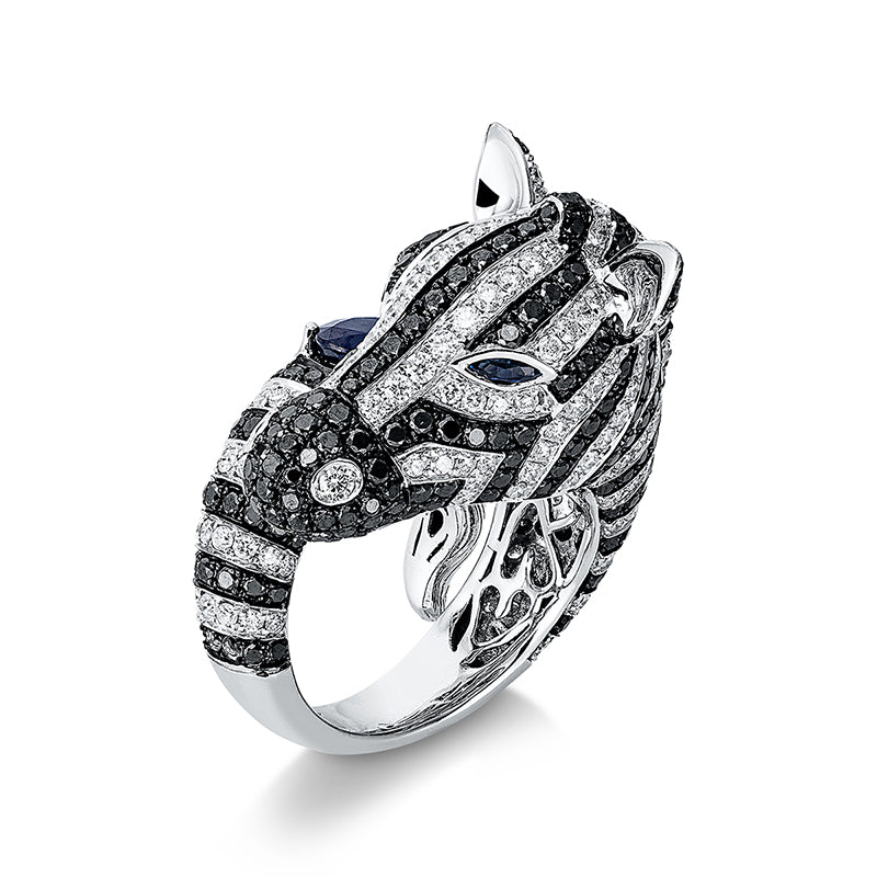Ring 18 kt WG. 227 Brillanten 3.44 ct. TW-si. 267 Brillanten 4.07 ct. schwarz. 3 Saphire 1.98 ct blau. Weite:54
