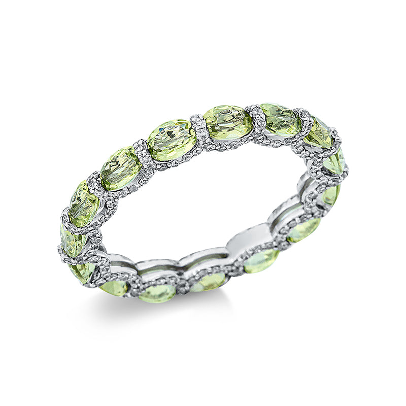 Ring 18 kt WG. 195 Diamanten 0.54 ct. W-si. 15 Peridot 2.70 ct grün. B:3.1 mm. Weite:53