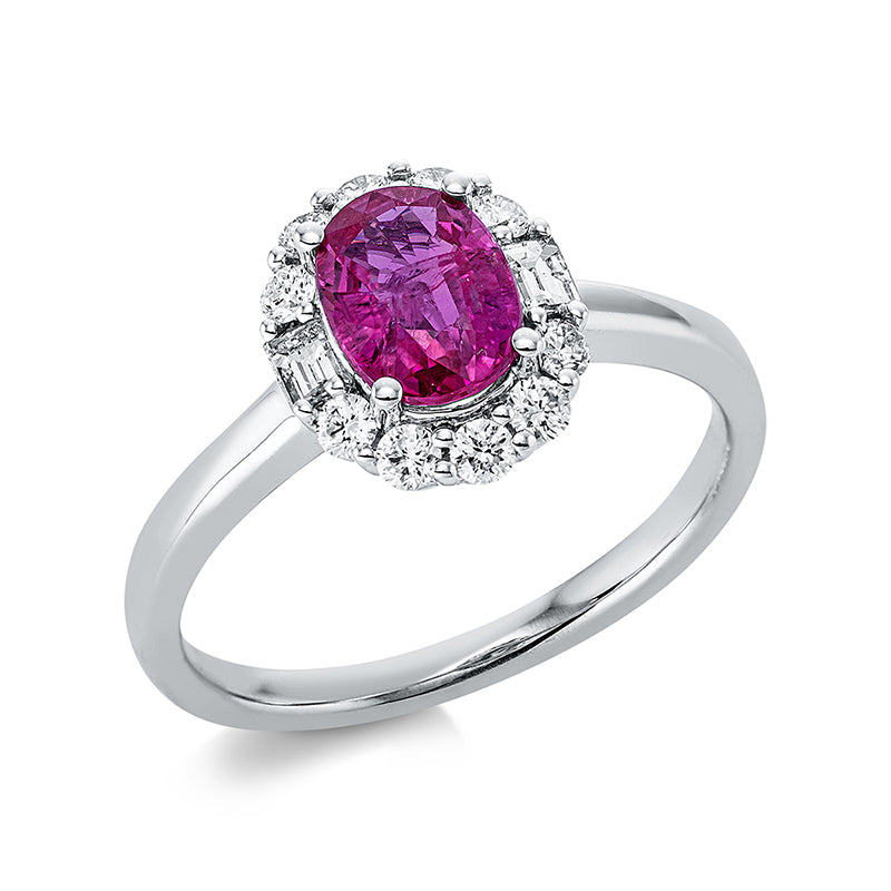 Ring 18 kt WG, 2 Bag. 0,11 ct, W-pi, 10 Brill. 0,26 ct, W-pi, 1 Rubin 1,08 ct rot