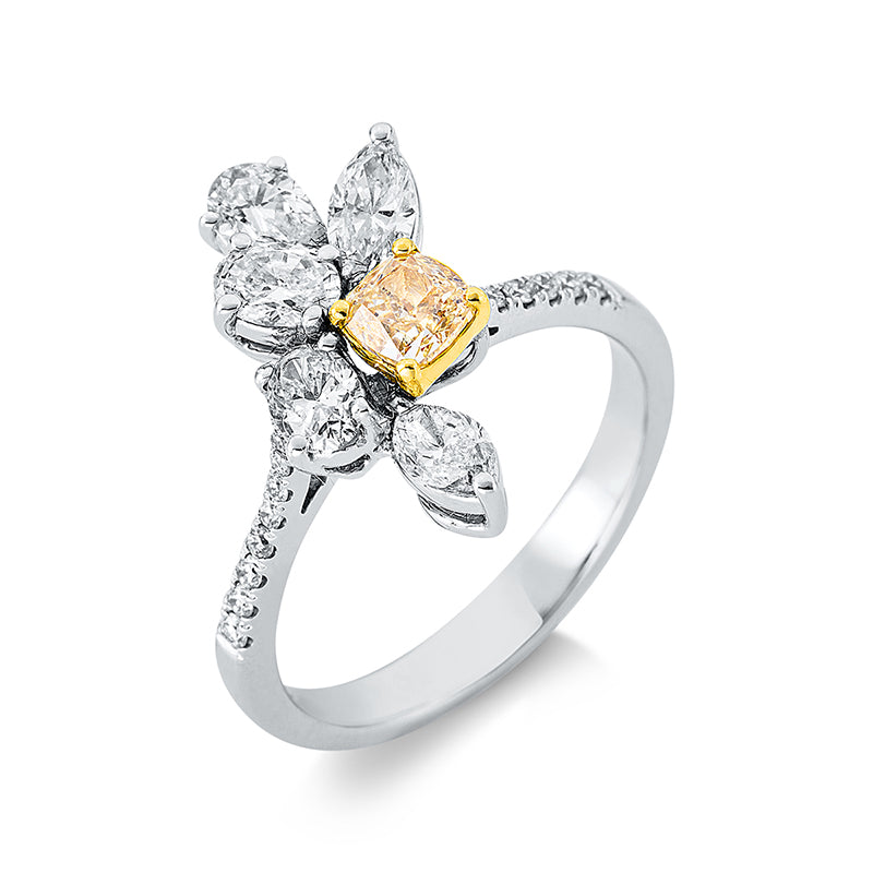 Ring 18 kt WG+GG. 1 Tropfen 0.20 ct. TW-vsi. 2 Oval 0.39 ct. TW-vsi. 2 Navette 0.39 ct. TW-vsi. 1 Cushion 0.41 ct. gelb-vsi. 16 Brillanten 0.11 ct. D-vsi. H:8.8 mm. B:17.2 mm. Weite:53
