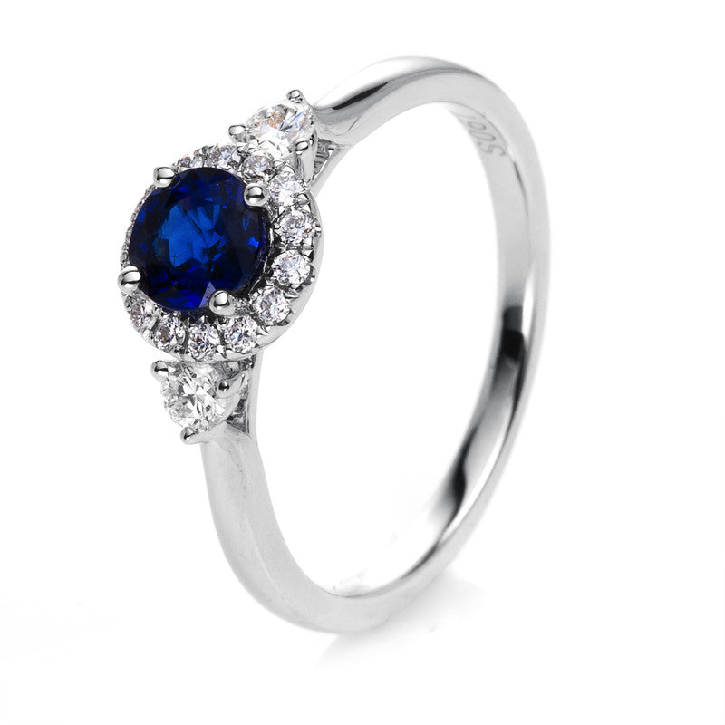 Ring 18 kt WG, 16 Brill. 0,25 ct, TW-si, 1 Saphir 0,67 ct blau