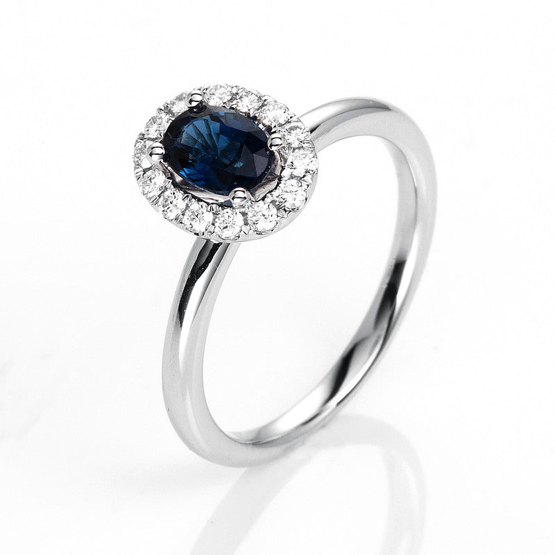 Ring 18 kt WG. 14 Brillanten 0.20 ct. TW-si. 1 Saphir 0.73 ct blau. Weite:54