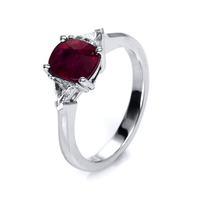 Ring 18 kt WG, 2 Triangel 0,27 ct, TW-vsi, 1 Rubin 2,02 ct rot