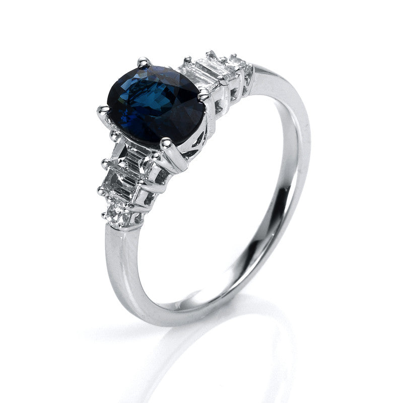 Ring 18 kt WG, 4 Bag. 0,42 ct, TW-si, 2 Brill. 0,08 ct, TW-si, 1 Saphir 1,78 ct blau