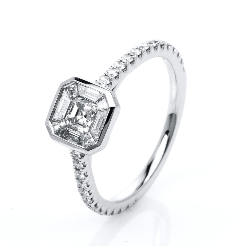 Ring 18 kt WG, 8 Tr. 0,35 ct, 1 As. 0,27 ct, 26 Br. 0,29 ct, TW-vsi