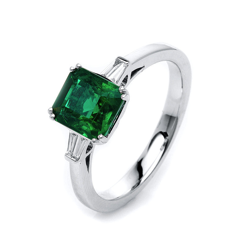Ring 18 kt WG, 4 Bag. 0,10 ct, TW-si, 1 Smaragd 1,51 ct grün