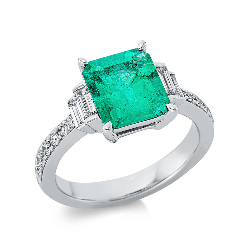 Ring 18 kt WG, 4 Bag. 0,24 ct, TW-si, 12 Brill. 0,27 ct, TW-si, 1 Smaragd 2,52 ct grün