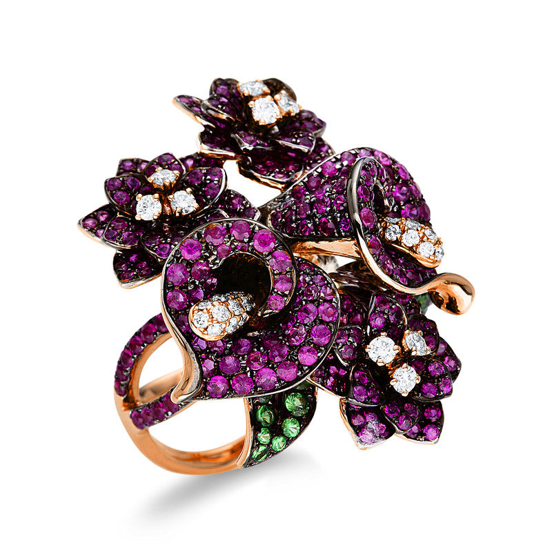 Ring 18 kt RG. Fassung teils schwarz rhodinie. 33 Brillanten 0.49 ct. TW-vsi/si. 353 Rubine 4.98 ct rot. 27 Tsavorith 0.54 ct grün. Weite:54