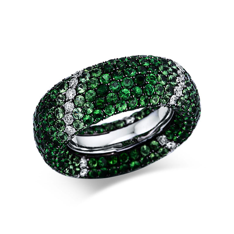 Ring 18 kt WG. Fassung teils schwarz rhodinie. 40 Brillanten 0.83 ct. TW-vsi/si. 346 Tsavorith 8.87 ct grün. Weite:54