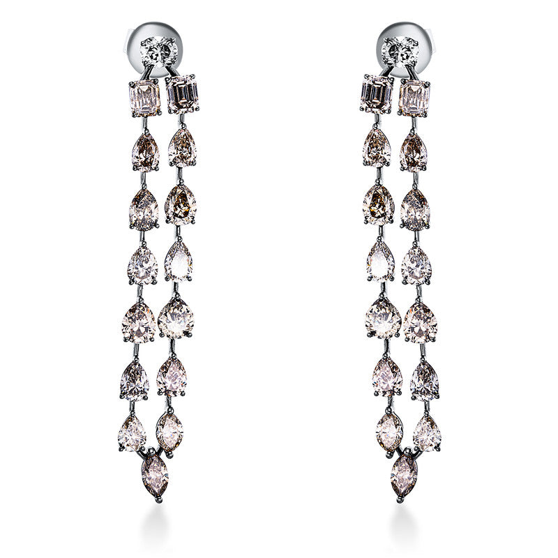 Ohrschmuck 18 kt WG. schwarz rhodiniert. 32 Fant-Schl. 7.84 ct. champagner. H:53.0 mm. S:7.1 mm