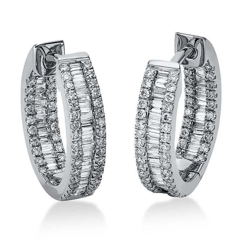 Creolen 18 kt WG. 67 Baguette 0.39 ct. TW-si. 108 Brillanten 0.35 ct. TW-si. H:14.5 mm. B:13.4 mm. S:3.1 mm