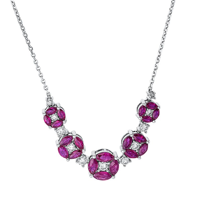 Collier 18 kt WG. mit ZÖ 40 cm. 5 Brillanten 0.49 ct. TW-si. 6 Brillanten 0.26 ct. TW-si. 20 Rubine 3.27 ct rot. H:9.5 mm. B:58.0 mm. L:45.0 cm. S:3.6 mm