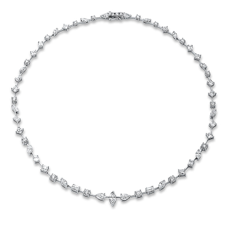 Collier 18 kt WG. 13 Navette 3.08 ct. TW-vsi/si. 10 Sm.schliff 2.44 ct. TW-vsi/si. 10 Princ. 2.38 ct. TW-vsi/si. 4 Tropfen 1.11 ct. TW-vsi/si. 19 Brillanten 2.68 ct. TW-vsi/si. B:3.5 mm. L:40.6 cm. S:3.1 mm