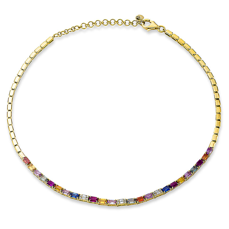 Collier 18 kt GG. 6 Baguette 0.21 ct. TW-si. 12 Brillanten 0.13 ct. TW-si. 2 Saphire 0.78 ct blau. 16 Saphire 5.33 ct fancy. 4 Rubine 1.32 ct rot. B:3.2 mm. L:34.0 cm. S:2.7 mm