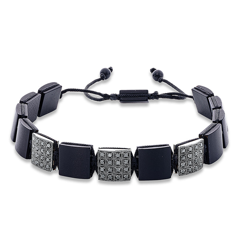 Armband 18 kt WG. black cord strap. 48 Brillanten 0.79 ct. schwarz. 13 Onyx 42.30 ct schwarz. B:9.8 mm. L:31.0 cm. S:3.7 mm