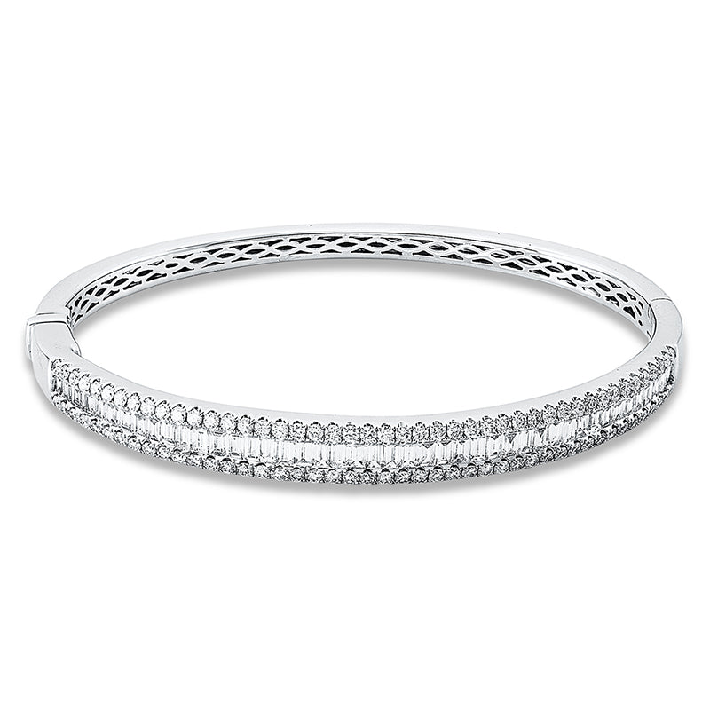 Armreif 18 kt WG. 44 Baguette 1.44 ct. TW-vsi. 90 Brillanten 1.11 ct. TW-vsi/si. H:62.4 mm. B:52.0 mm. S:5.6 mm