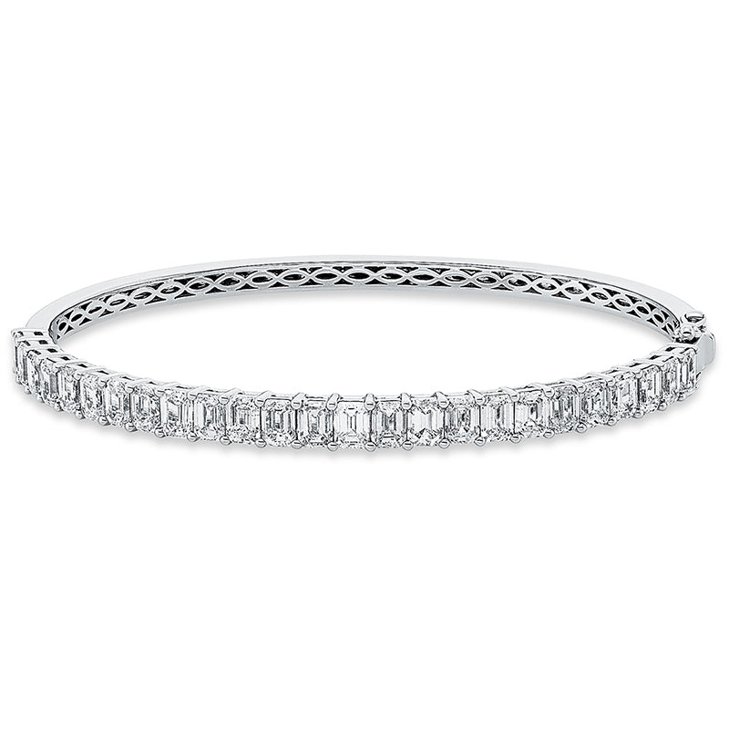 Armreif 18 kt WG. 25 Sm.schliff 5.35 ct. TW-vsi/si. H:61.0 mm. B:49.0 mm. S:4.3 mm