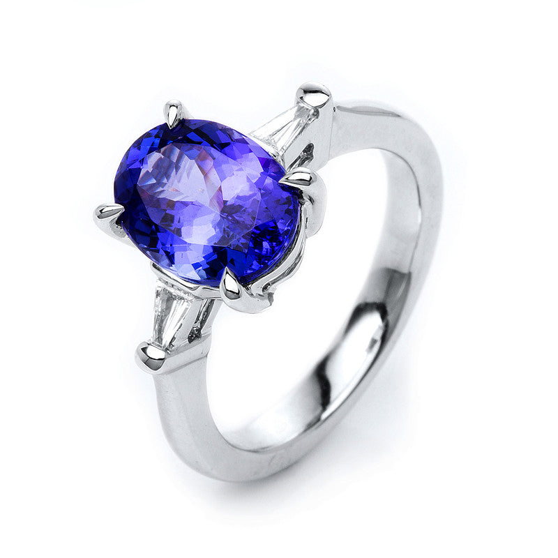 Ring 18 kt WG, 2 Bag. 0,08 ct, TW-si, 1 Tansanit 4,53 ct blau